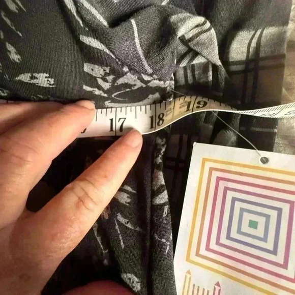 Lularoe medium black & grey floral and plaid long sleeve Lynnae top. NWT. Fun! - Picture 6 of 8